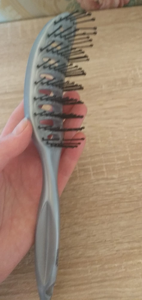 расчёска обалдинная, очень хорошо массажирует голову, Ручка в принципе тоже удобная, бывают конечно удобнее, но эта тоже хороша. Я довольна покупкой