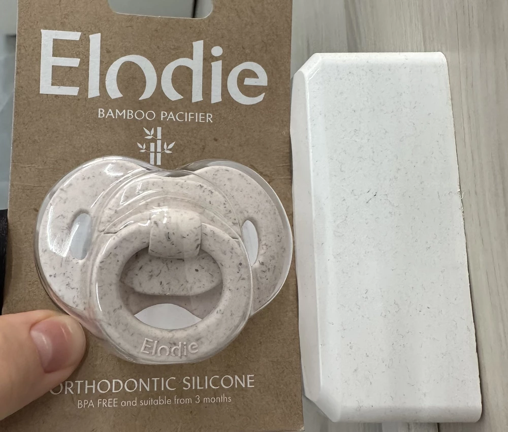 Сама по себе пустышка симпатичная. Но пришлось вернуть, тк в описании цвета и на фото - она предполагалась белая, а по факту в упаковке - нежно розовый цвет! Мальчику не вариант. А за возврат штраф удерживают(((