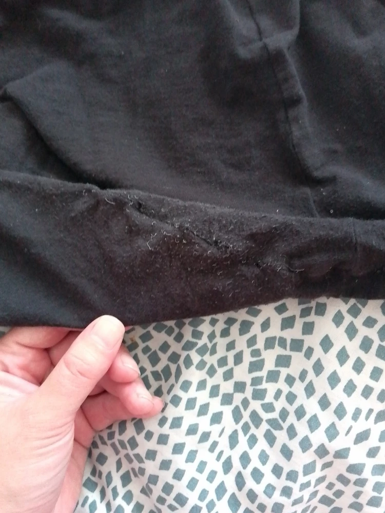 месяц носки и появились мелкие дырки между ног на ляшках, ну и скатались там же. так что односезонные, хотя я этого и ожидала, за такие деньги, на детской площадке лазить пока каникулы самое то, потом выкинуть и забыть, ребенок 7 лет растет с каждым годом, так что не жалко.