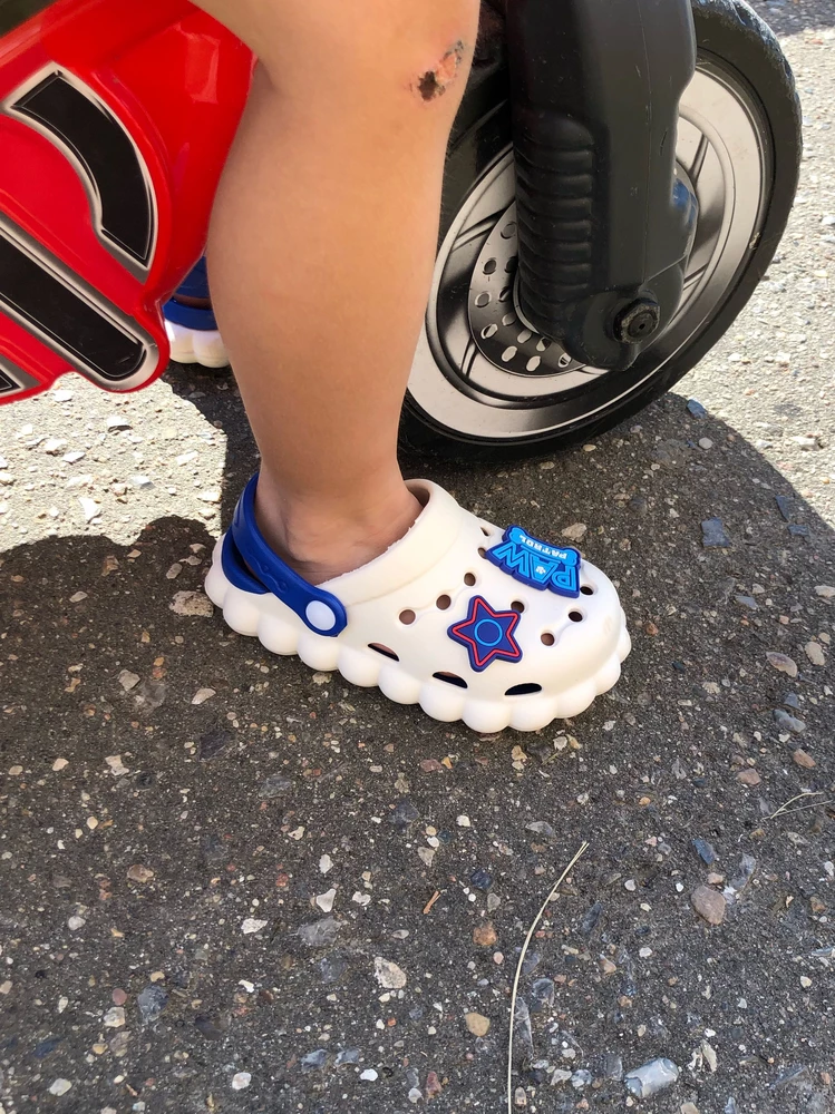 Сын в восторге, сразу в них захотел пойти, фоткал их сам))) у нас нога 16.2см., взяли 17. Взяли посвободней