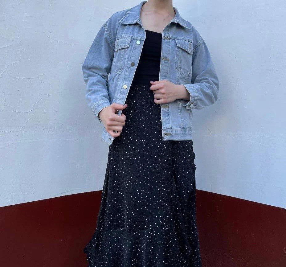 Джинсовка очень классная, оверсайз. Объёмная имейте в виду. После стирки цвет  и форму не потеряла.