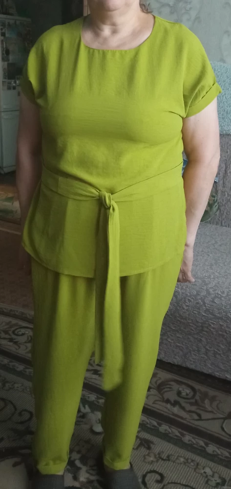 На 54 размер 56 подошёл идеально, хотя надеялись, что будет слегка посвободнее. Ткань не просвечивает, костюм хороший. Прошит тоже хорошо.