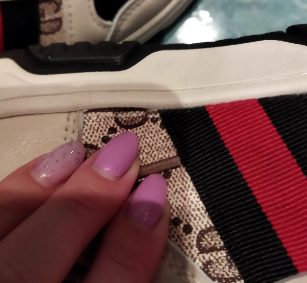 При носке прошол месяц. Начало всё отклеиваться.