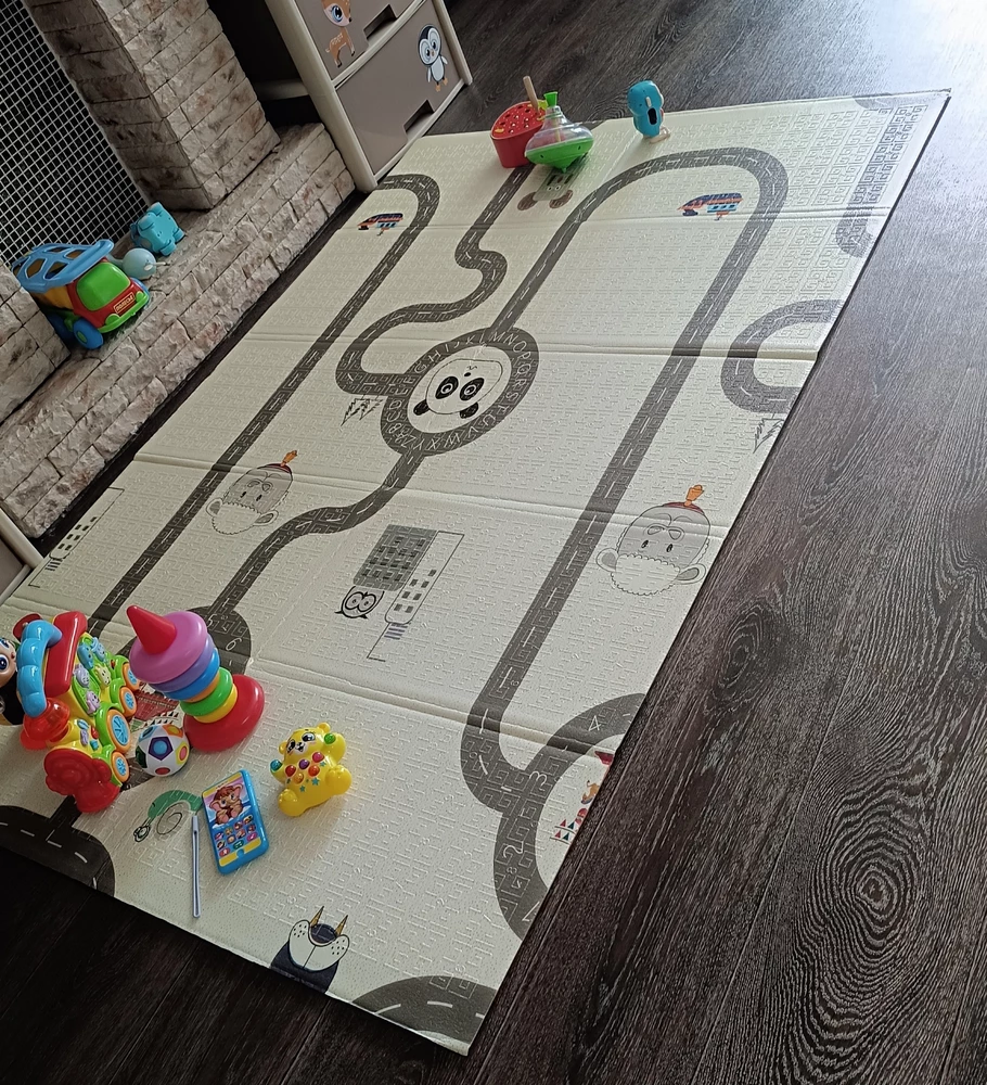 Коврик неплохой, но немного уступает в качестве нашему старому большому коврику, этот чуть тоньше и очень скрипучее покрытие