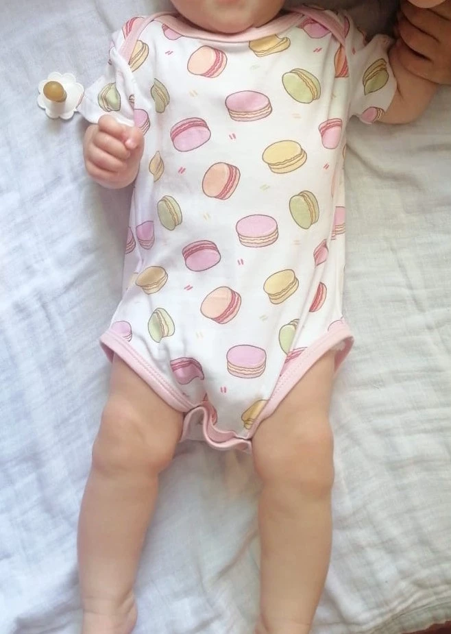 Очень приятный на ощупь. Мягкий, приятный к телу боли. Принт яркий, после стирки остался прежним