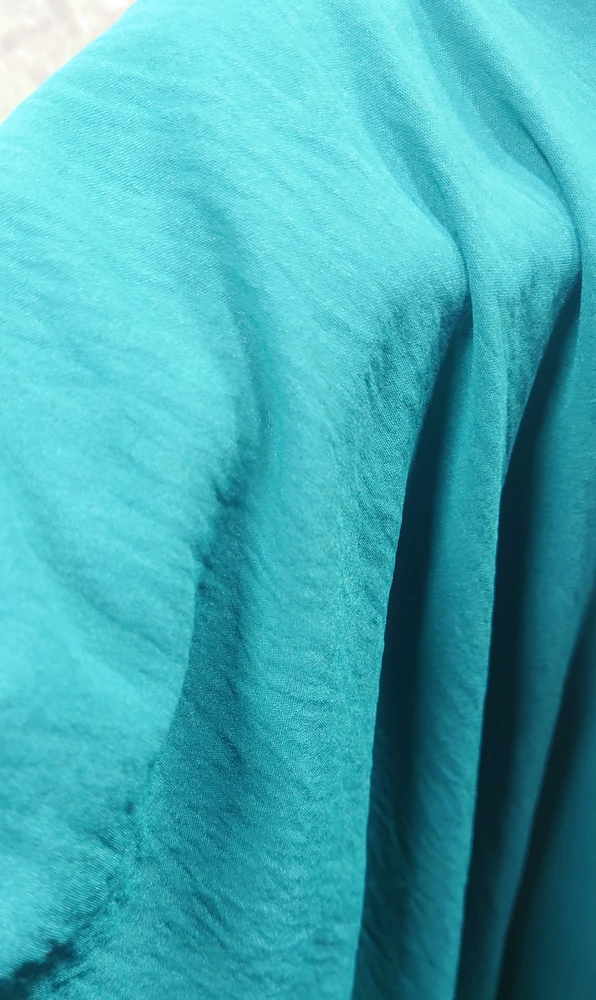 Из плюсов: ткань приятная на ощупь, тяжелая. Пошив хороший.
Из минусов:  производитель состав указал неверно: указан 50 на 50 штапель и "сингапур". Если сейчас полиэстер называют "Сингапуром ", то укажите что это 100 % состав. Штапеля там нет вообще!! 
100% полиэстер!!!

Уважаемый производитель! вы пройдитесь в нем в 40 ' градусную жару и посмотрите , будет ли вам комфортно в вашем платье.
Не рекомендую однозначно!