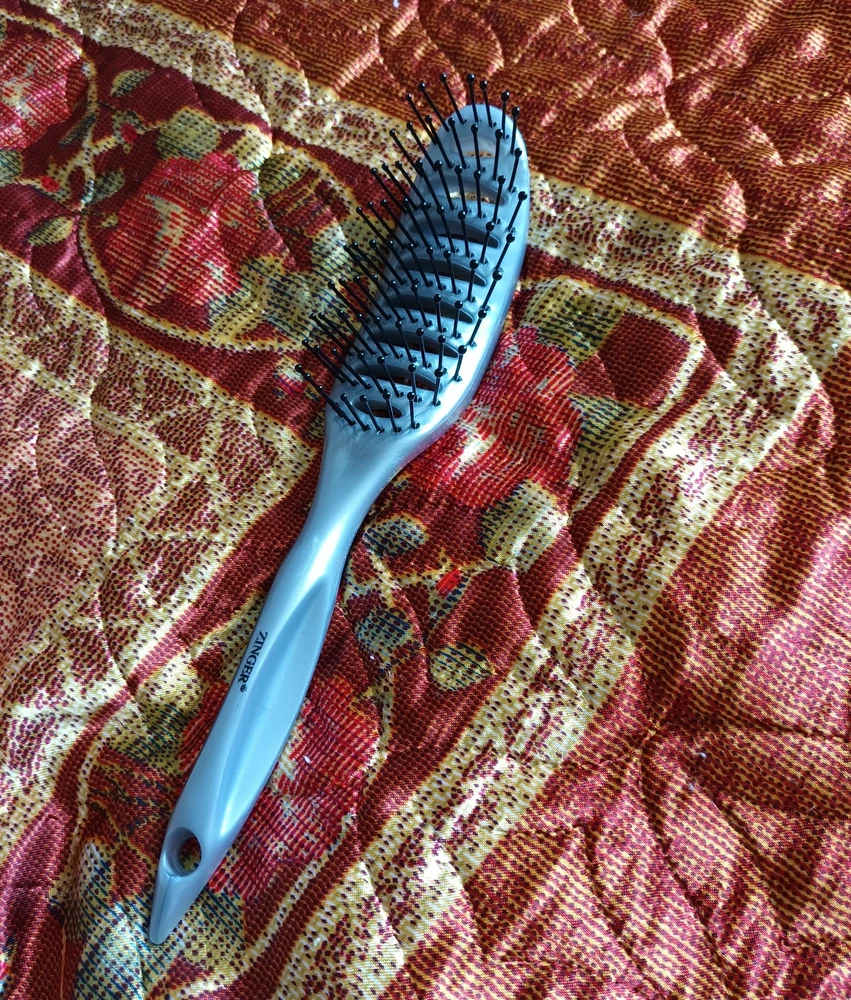 Лучшая расчёска,  хорошо массажирует и расчесывает волосы , удобная и прочная, советую.