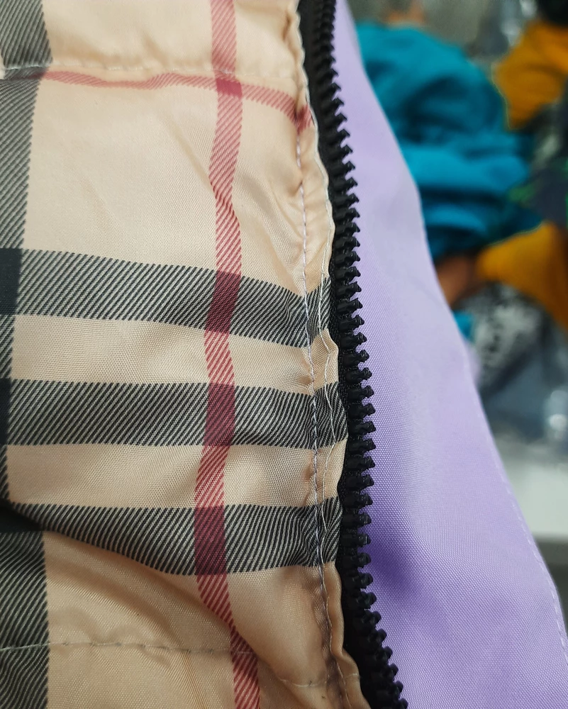 Ужасные швы , ткань цепляться при застегивании молнии.