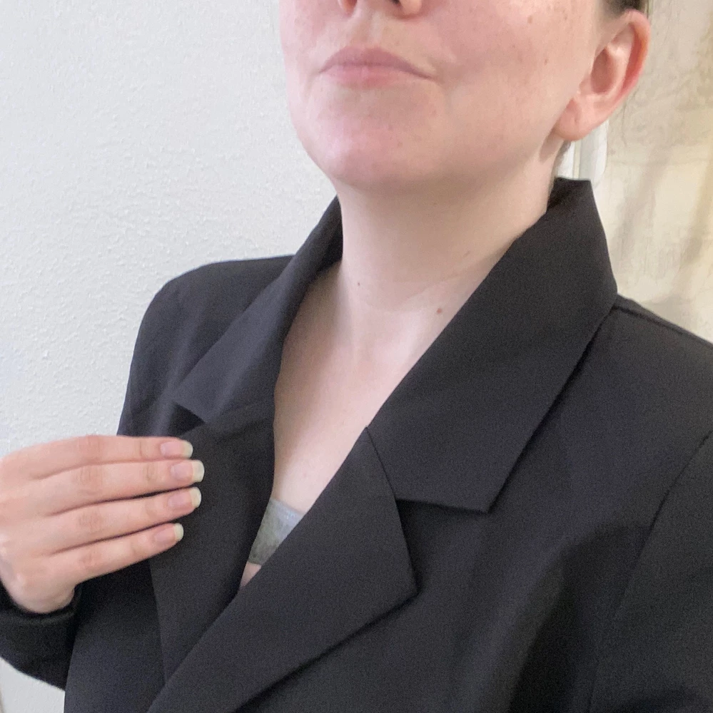 Качество очень понравилось, ткань лёгкая) отлично всё прострочено, швы ровненькие! С размером угадала, идеально костюмчик подошёл.