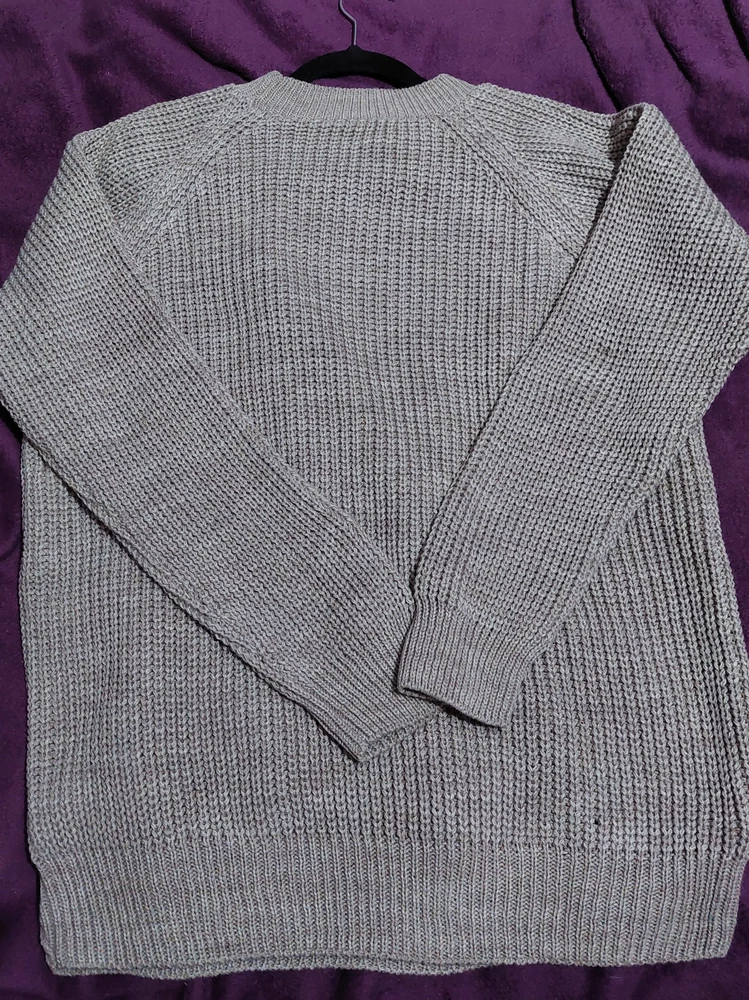 Свитер подошел по размеру,не создает дискомфорта при движении, швы не тянут. Ткань приятная к телу, покупкой очень довольна. К покупке рекомендую