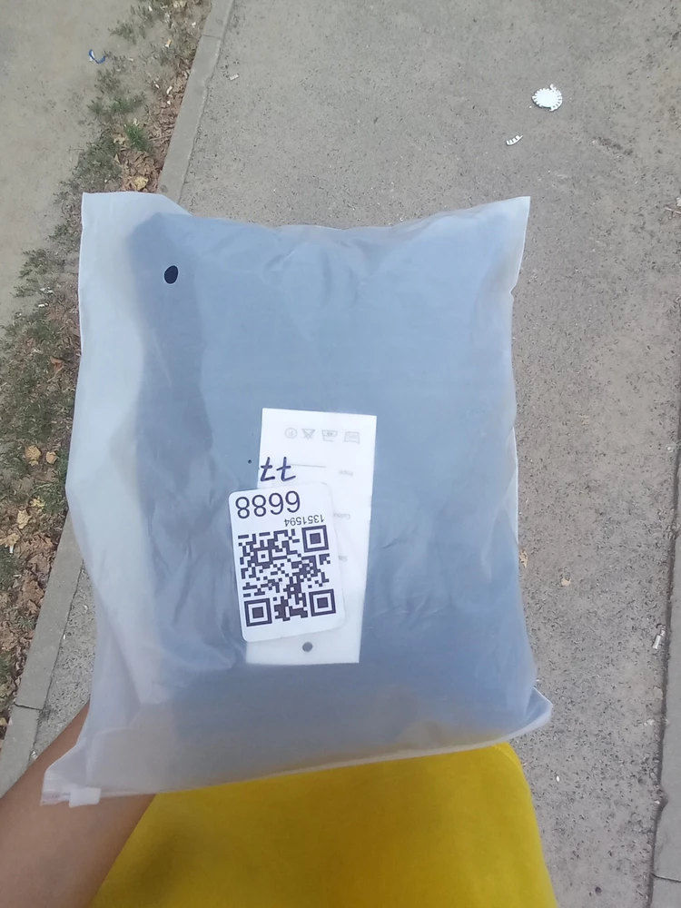 костюм афигенный, упаковка супер. по отзывам думала что прийдём маленький, но пришёл по размеру. очень классный. нитки не торчат