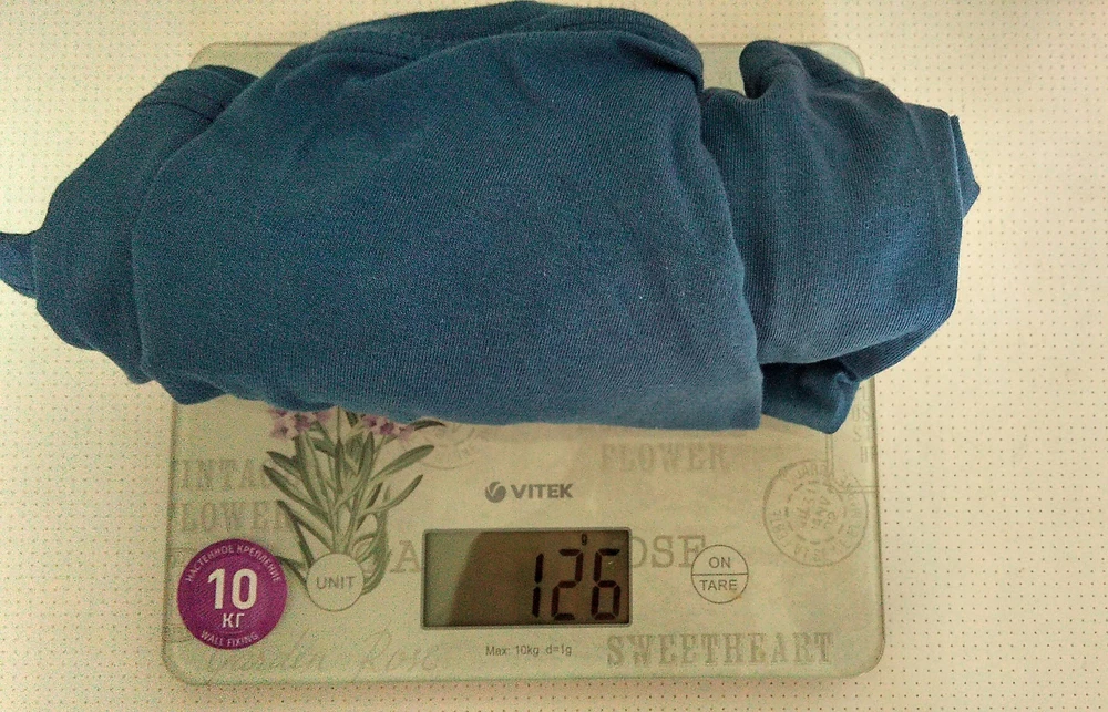 обман!!! тоненькая, оверсайзом и не пахнет, обычная футболка каких по 150 руб полно, брал за 250руб (что будет после стирки не знаю), из плюсов - размер в размер, пошив качественный, швы обработаны, минусы - немного кошлатится, вторую такую не куплю, нет там заявленной плотности 180гр, 48 размер весит 126гр, размер футболки 70х51см, рукав не прямоугольник, ближе к треугольнику 14х21см, но остается еще ткань, которую не учитывал, а значит и площадь сделал меньше, вес делим на площадь и получаем реальную плотность, считаем площадь футболки 0.7х0.51х2=0.714 кв.метра, площадь рукавов треугольником 0.14х0.21х2х2/2=0.0588 кв.метра, итого 126гр/(0.714+0,0588)кв.метра=163,04 гр/кв.метр, для сравнения черная десятилетняя футболка 100% хлопок узбекистан весит 254гр, учитывая ее площадь выходит плотность 249 гр/кв.метр, а корейский адидас 60% хлопок и 40% полиэстер весит 280гр, учитывая ее площадь плотность выходит вообще 295гр/кв.метр, так что перед покупкой теперь буду просить взвесить футболку