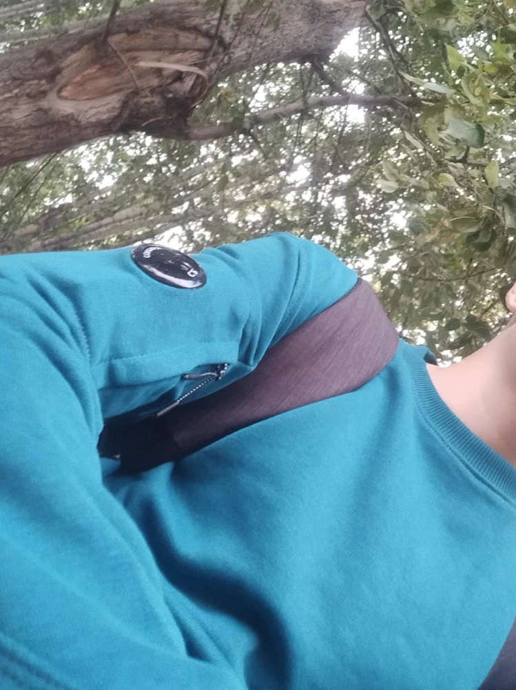 Кофта отличная бирки перекидывают на сайт c.p, ниток нету