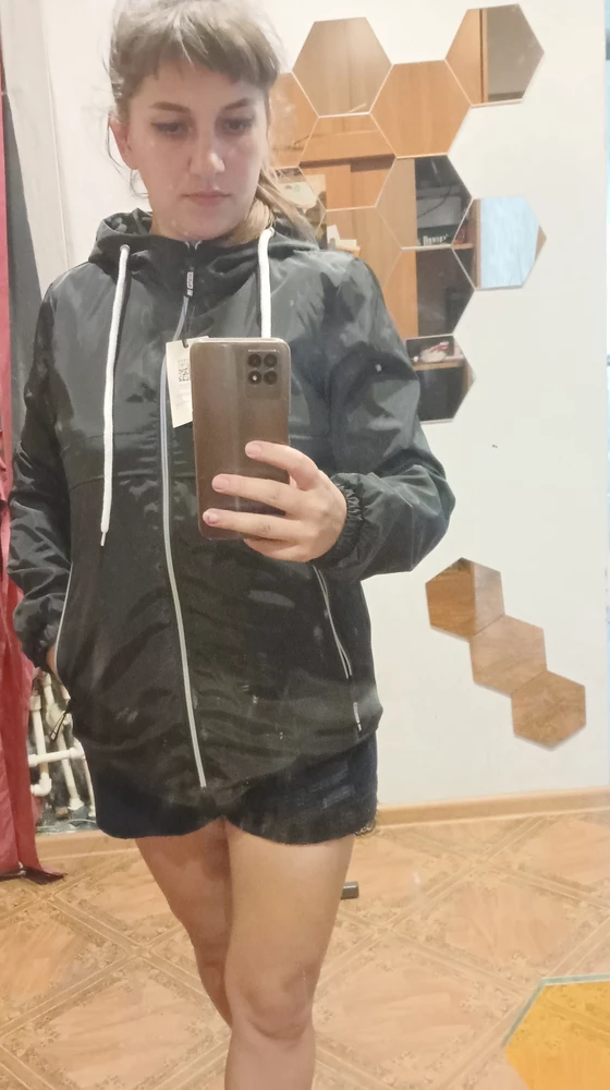 Клёва ветровка швы ровные,отражайки есть на молнии и корманах 👍стильно,мне понравилось очень брала 46 р на свой 44-46 прям в точку 👍 спасибо большое продавцу 🔥😘и Валберис за быструю доставку 🙌😘