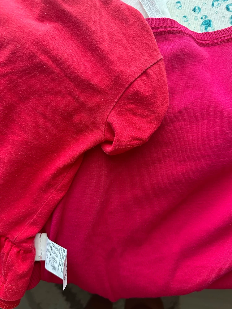 Хороший и приятный джемпер. Но цвет далеко не красный. А более ягодный. Но мне подошел цвет и оставила. Жаль камера не передает цвет в жизни. Для сравнения приложила красную футболку слева.