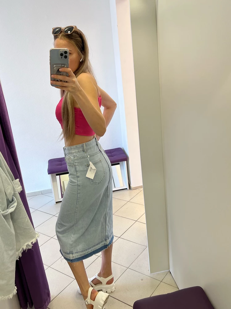 Крутая юбка. Размер М подошел на ОБ91 ОТ64 
Хлопок, мягкая и приятная ткань. Удобная с карманами и элегантным разрезом. И в жару не жарко и прохладную погоду можно одеть. Очень хорошо смотрится по фигуре. Швы ровные, обработаны края у молнии, возможно где-то торчат нитки, но их легко убрать. Давно искала хорошую юбку, покупала в другом магазине, но она была тяжелой и не удобной. За такую цену - это очень приятная находка. Закажу ещё сестре, ей тоже понравилась. Всем рекомендую