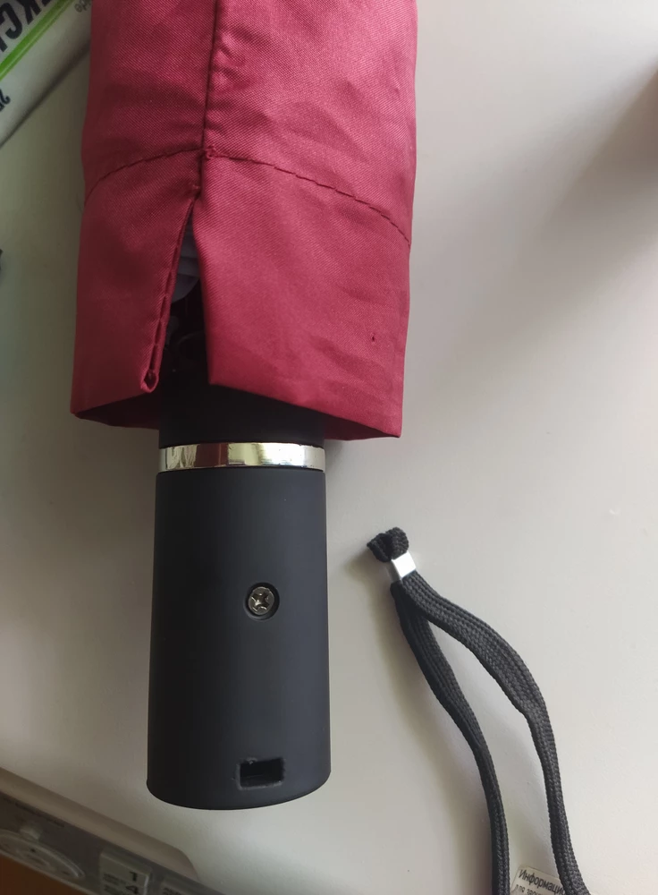 Зонт понравился, но произошла неприятная вещь через несколько часов после получения товара из пункта выдачи. Поэтому не 5 звёзд.
Попробуем приклеить супер-клеем обратно.