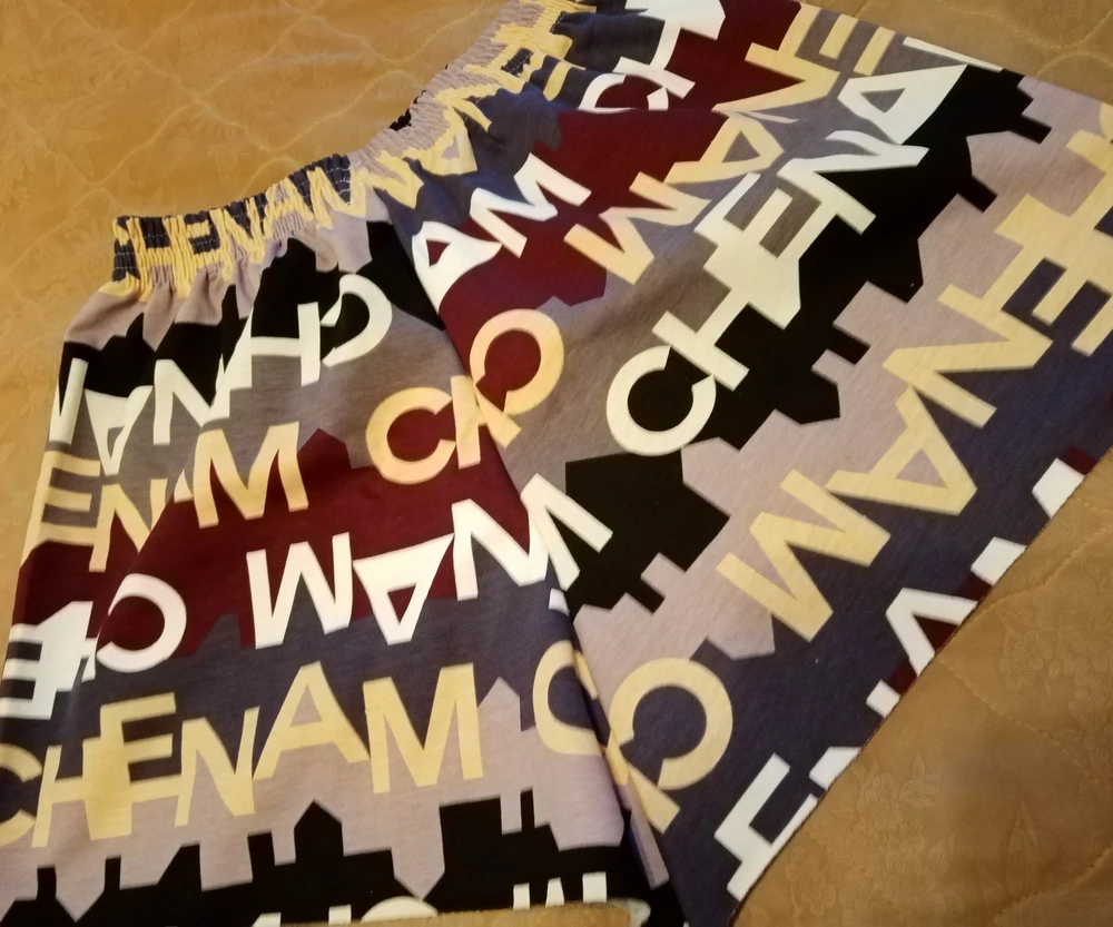 Вообще классные шорты!!! Резинка плотная, но не давит. Цвет как на фото продавца. Рекомендую!