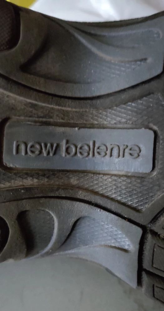 На фото видно, что это за "New Balance" или точнее New Belenre.  Ужасно маломерят, размера на два.