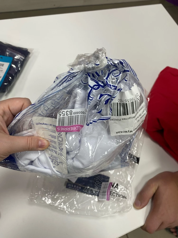 Заказали две футболки. Пришли как изнасилованные. Возможно это вина вайлдберриз, а не продавца, но отрегулируете этот вопрос другой упаковкой. Все внутри грязное, белую забирать не стали, ей как полы мыли.