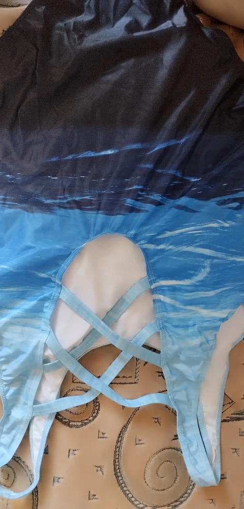 Купальник полное дерьмо! Грудь сплющивает, бретельки давят. 
Ну и как большинству мне пришёл не тот фасон!!!! 
Заказывала сзади без сетки, но продавец видимо всем распихивает НЕЛИКВИД, рассчитывая на дурака! 
Представители брэнда, не пишите пожалуйста мне свой шаблонный ответ, выражая свои соболезнования! 
А лучше наладьте связь с мошенником продавцом! 
Чтобы перестал дурачить покупателей и присылал тот товар, который оплатили, а не тот, который никто не покупает!