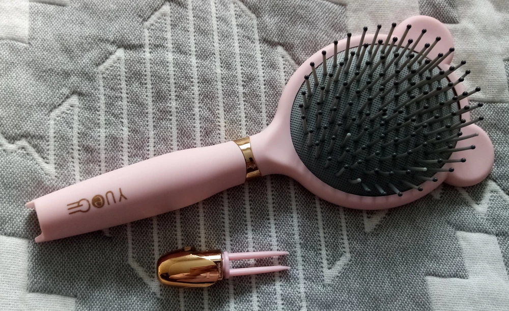 Расческа очень хорошая. Приехала целая, никаких повреждений нет(вскрыли дома, поэтому она порвана!!!) Волосы не дерет, что очень радует)