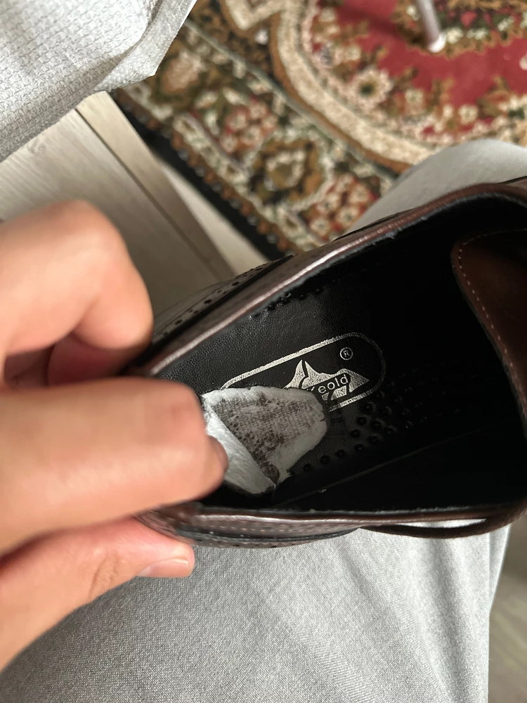 Плохая упаковка, плохое качество и порванные шнурки🤬