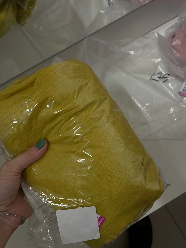 Очень тонкий, цвет тусклый, отличается от фото.