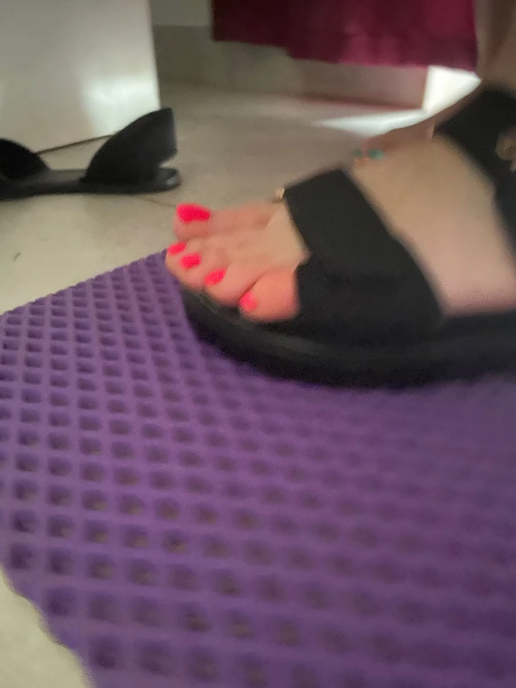 Заказала 41 размер(моя нога 39,5)25см,обувь пришла 41 размера,но по ощущениям как будто 37