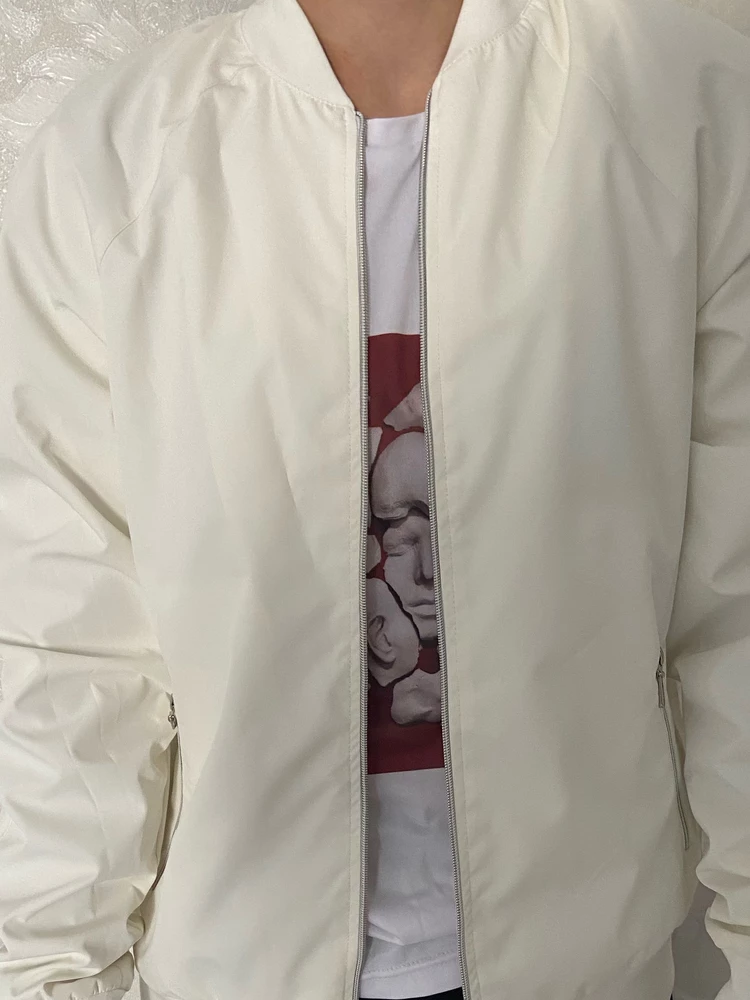 Муж хотел белую куртку, долго выбирали, чтобы не сильно маркая была, остановились на данной модели
Бомбер хороший, 48 размер сел отлично👍🏽