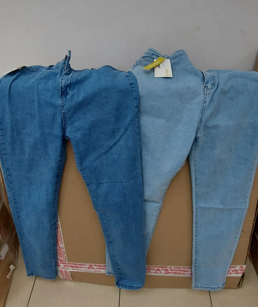 Это что за издевательство??? Двое джинсы,  одна модель , а цвет почему разный?????