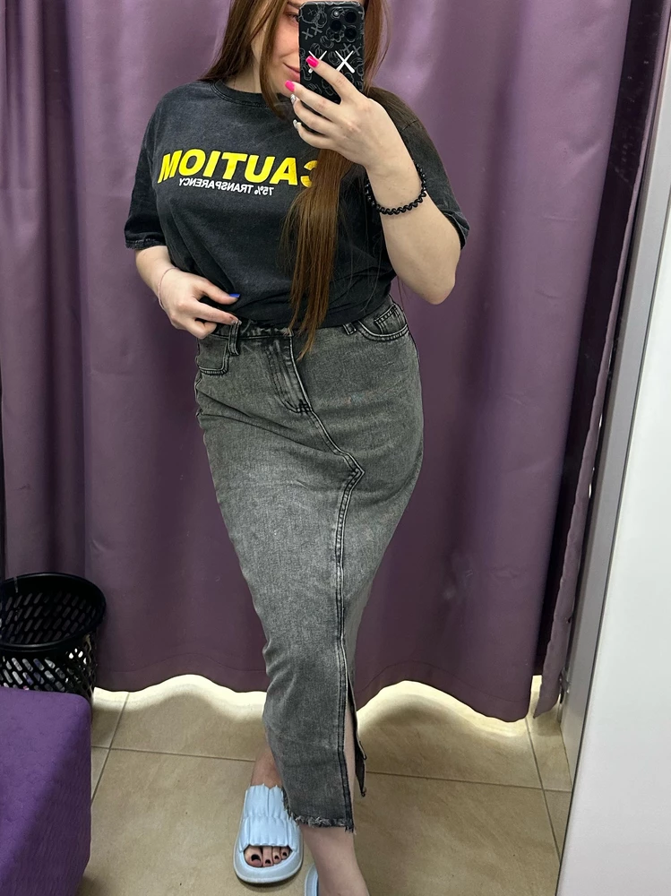 Качественная юбка из плотной джинсы хорошо подтянула и скрыла все недостатки фигуры . Ровные швы , нитки не торчат . Трендовый цвет меланж отлично впишется в любой образ. Я влюблена 😍 чувствую осенью из нее не буду вылазить . Советую 🙌🏻 мой рост 160см