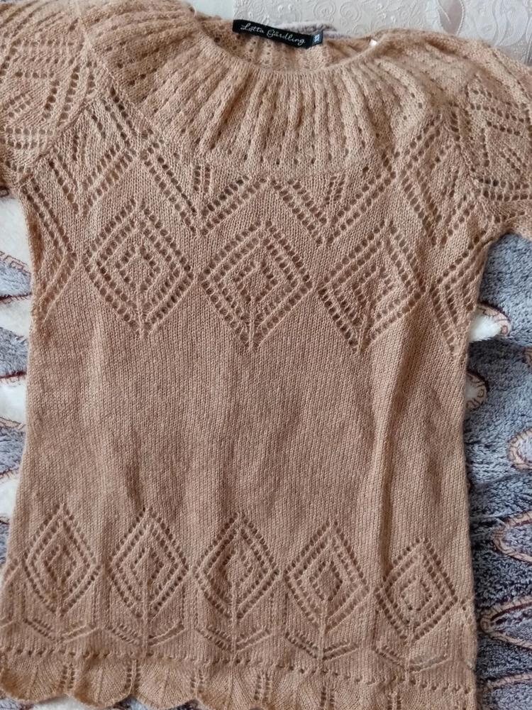 Кофта отличная, мягкая, нежная. Нужно осторожнее носить, возможно быстро сделать затяжки. Фото не передаёт тот фасон. Но  товар превзошёл все мои ожидания в лучшую сторону