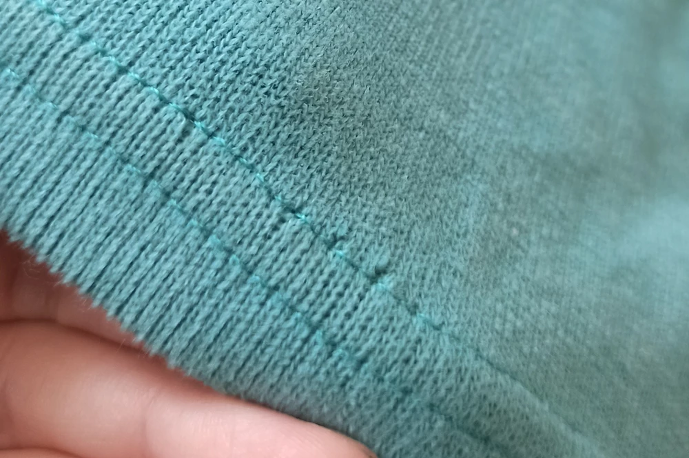 Костюм мягкий, цвет приятный, удобный. На мой рост 160 см сел хорошо. Но после пары дней носки костюма на брюках ткань скаталась на внутренней стороне брюк, в области шва на кофте появились дырочки. По браку уже не вернуть товар и как теперь быть с костюмом не знаю...