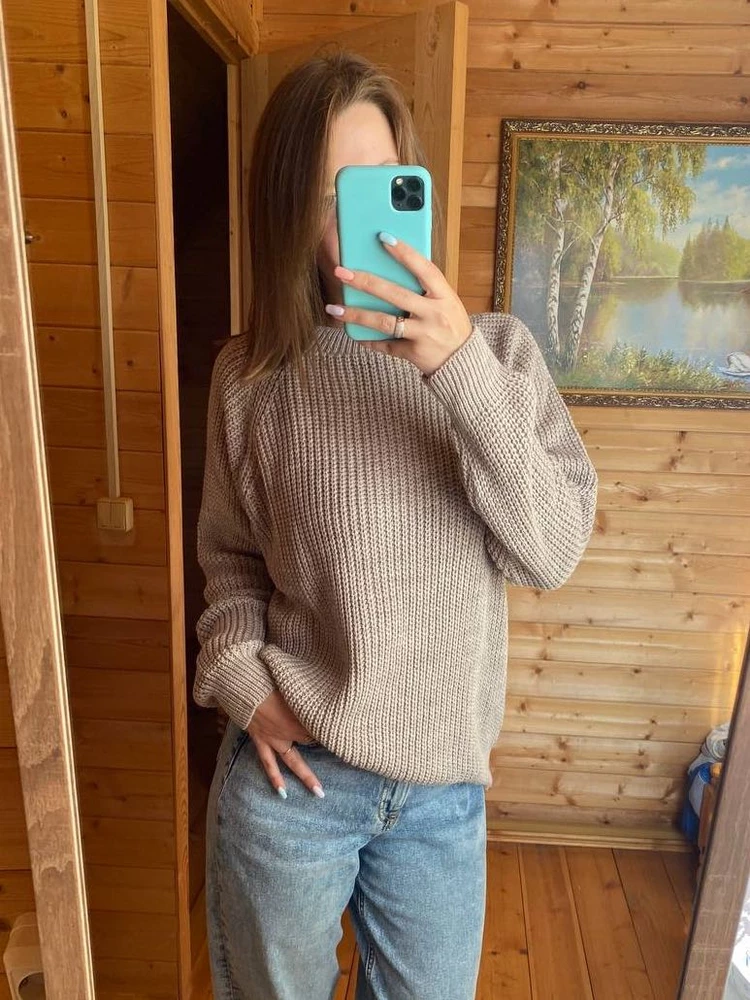 Хороший , теплый свитер. Вязка красивая, качественная. Свитер длинный, но можно по-разному обыграть образ подвернув его или заправив в джинсы. Удобно и стильно