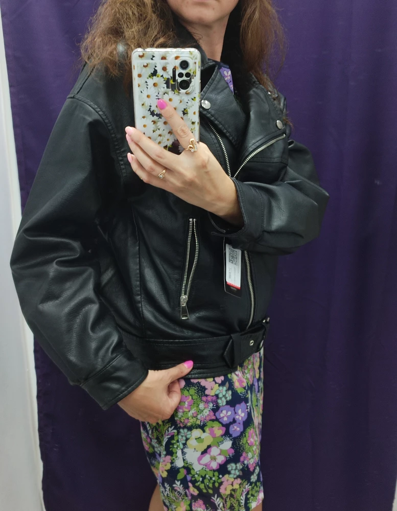 Куртка лёгкая из экокожи, по качеству неплохая, все швы и замки обработаны. Фасон оверсайз, ремень облегает бедра, спинка свободная. Цена со скидкой шикарная, спасибо.