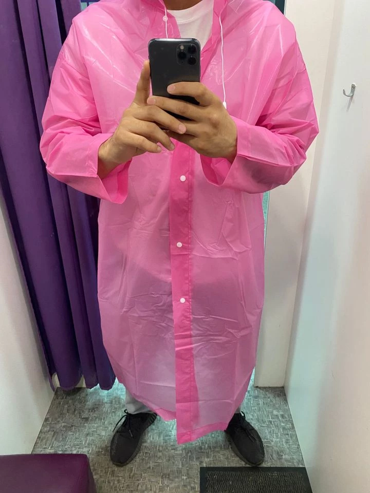 хороший материал, сидит идеально, кнопки удобные,карюшон есть