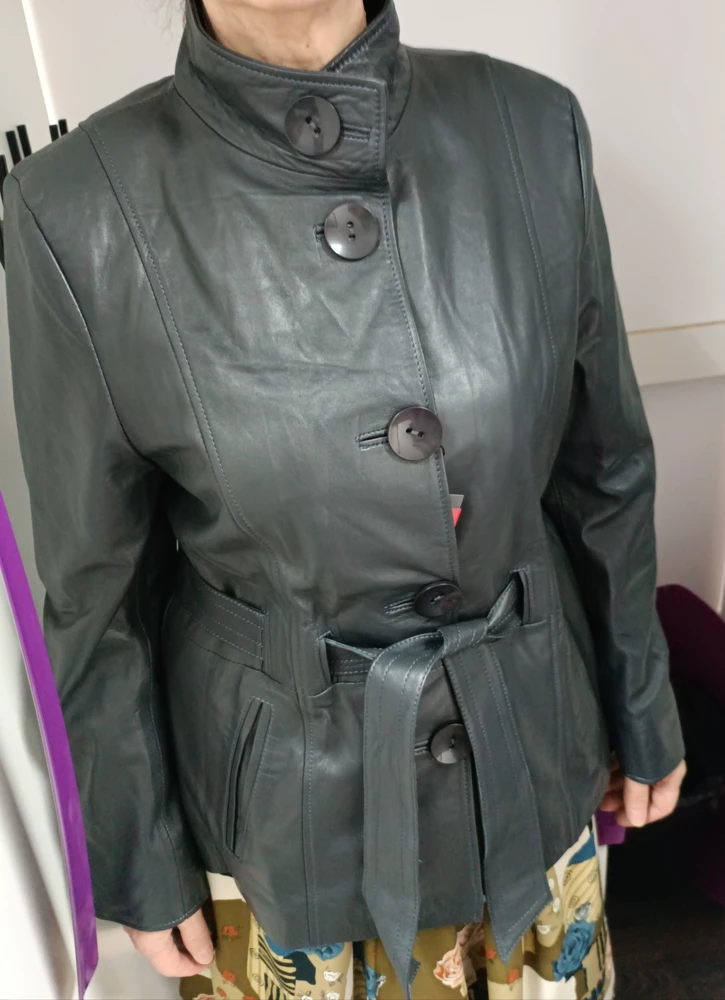 Отличная куртка! Соответствует размеру,села хорошо,кожа мягкая, хорошая,пахнет прям кожей.Подклад тоже хороший,не марлечка.
Очень понравилась!