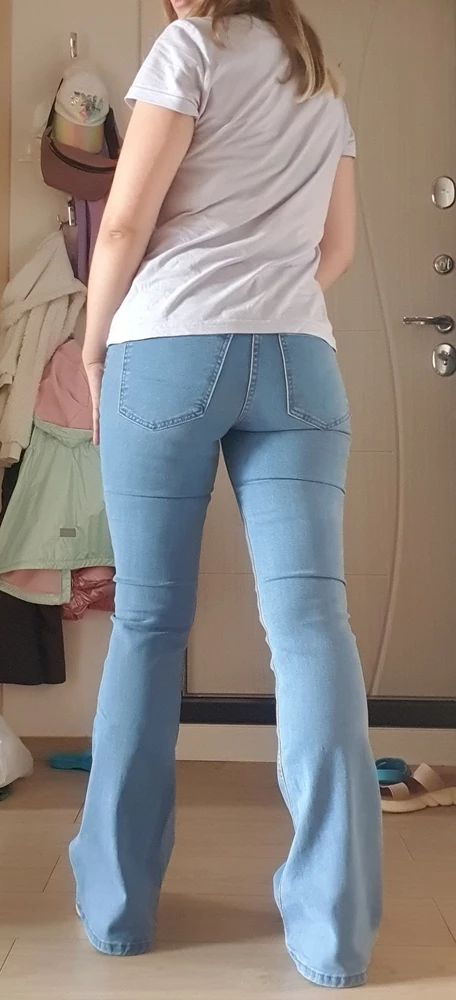 джинсы супер, идеальная посадка, на рост 160 см самое то, обрезать не надо. размер S  на параметры об 97, от 72. клёш шикарный!