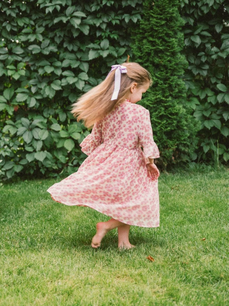 Чудесное платье. По фото непонятно, но оно легкое, невесомое и просто волшебно развивается)