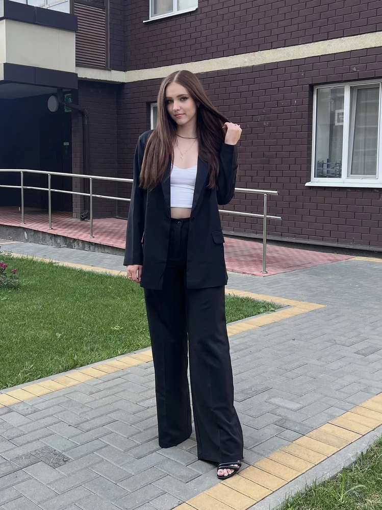 Костюм очень понравился, сидит хорошо, очень удобный. На мой рост 167 с каблуками штаны сидят отлично! Рекомендую к покупке