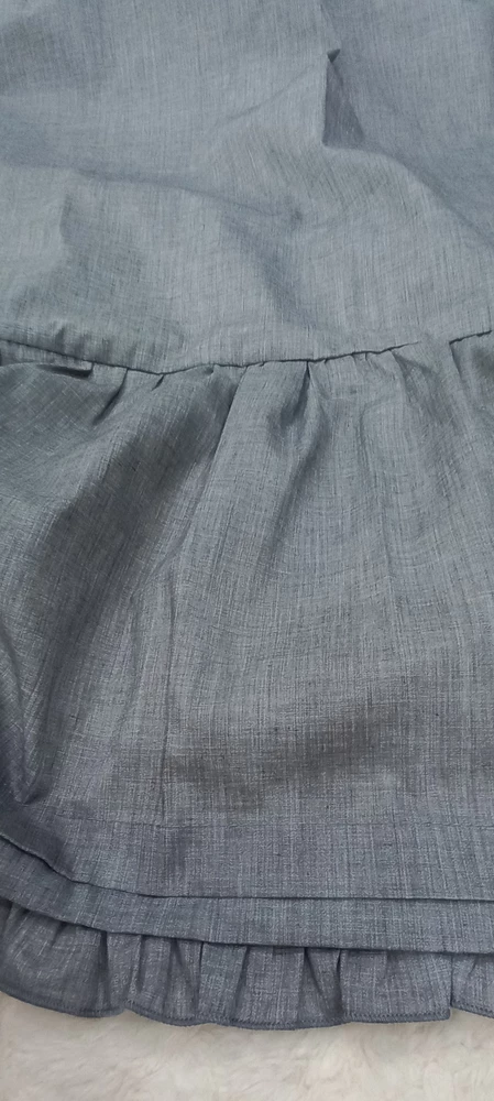 Доставили юбку из совершенно другой структуры ткани, на заявленной на сайте структура крупного плетения, как лён, а пришла тонкая просвечивающая. Если меняете материал, то и фото выкладывайте пожалуйста соответствующие. Пошив отличный, качественный.