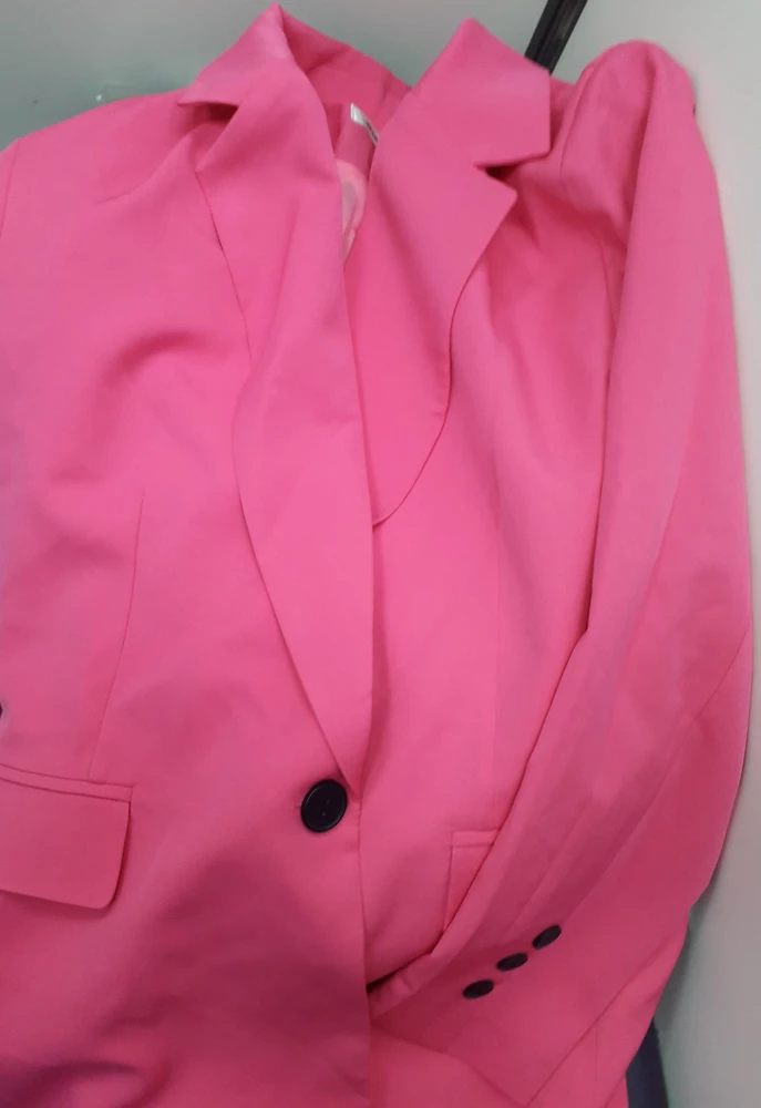 Прислали другой пиджак,заказывала двубортный,прислали на одной пуговице.зачем слать не тот товар,нагружать переполненную логистику?цвет никакая не фуксия,а кричаще розовый.качество ткани и пошив сносное,на4ку