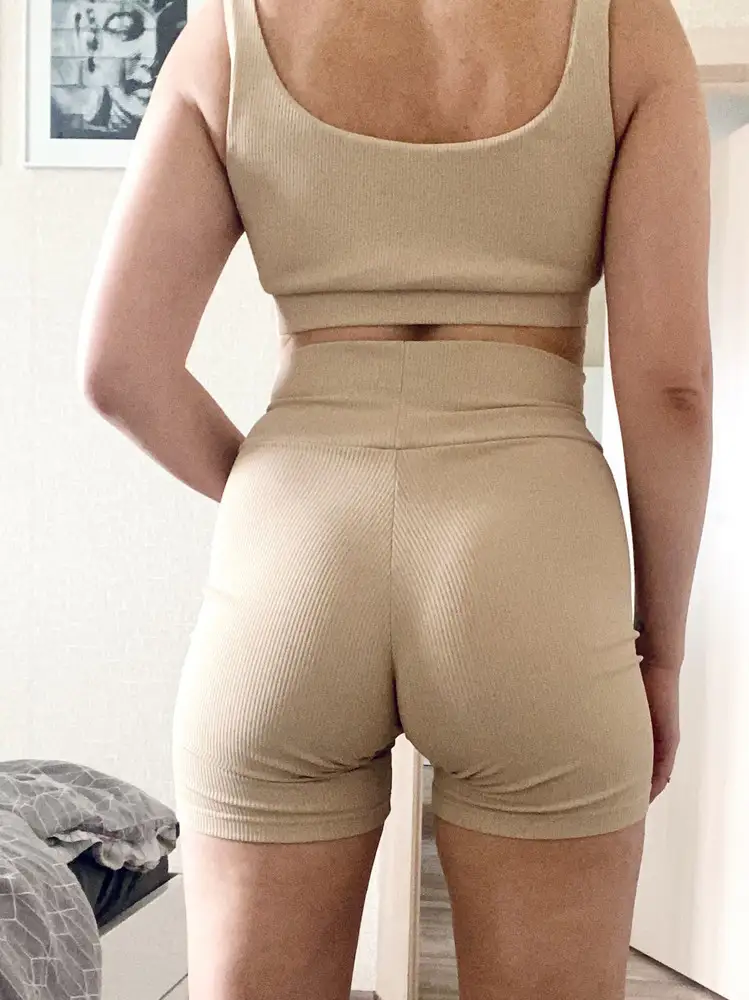 Отличный легкий костюм, как говорится «и в пир и мир». Ткань очень комфортная, мягкая, строчки все ровные, постороннего запаха нет. На теле фактически не ощущается, нигде не давит, не натирает (для меня комфорт очень важен). Цвет беж - бомба! Я бы назвала его «латте». Трусики я бы рекомендовала все таки в тон и бесшовные, но это нормально для светлых обтягивающих вещей! В общем, буду брать в других цветах и оч жду расширения ассортимента магазина)