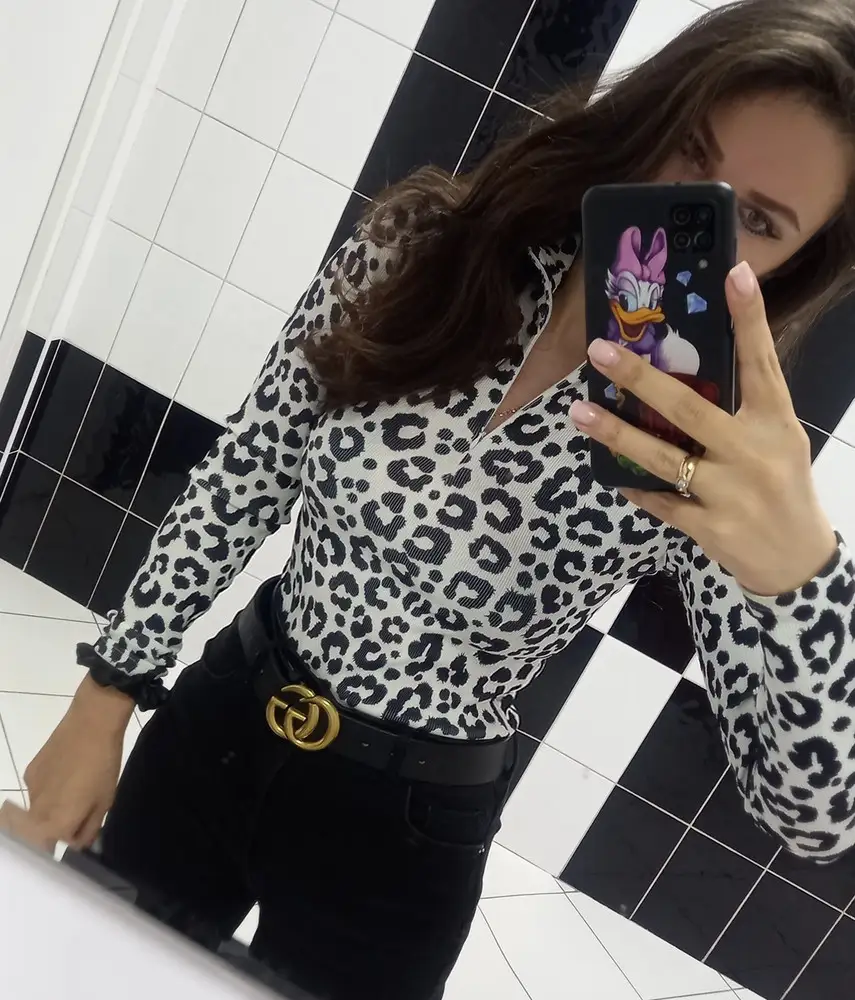 Бодик классный, качество очень приятное к телу, НО почему никто не написал про неудобные кнопки!! Они очень странные ... у меня одна сорвалась в 1 же день... поменяйте на более прочные, которые хорошо защелкиваются