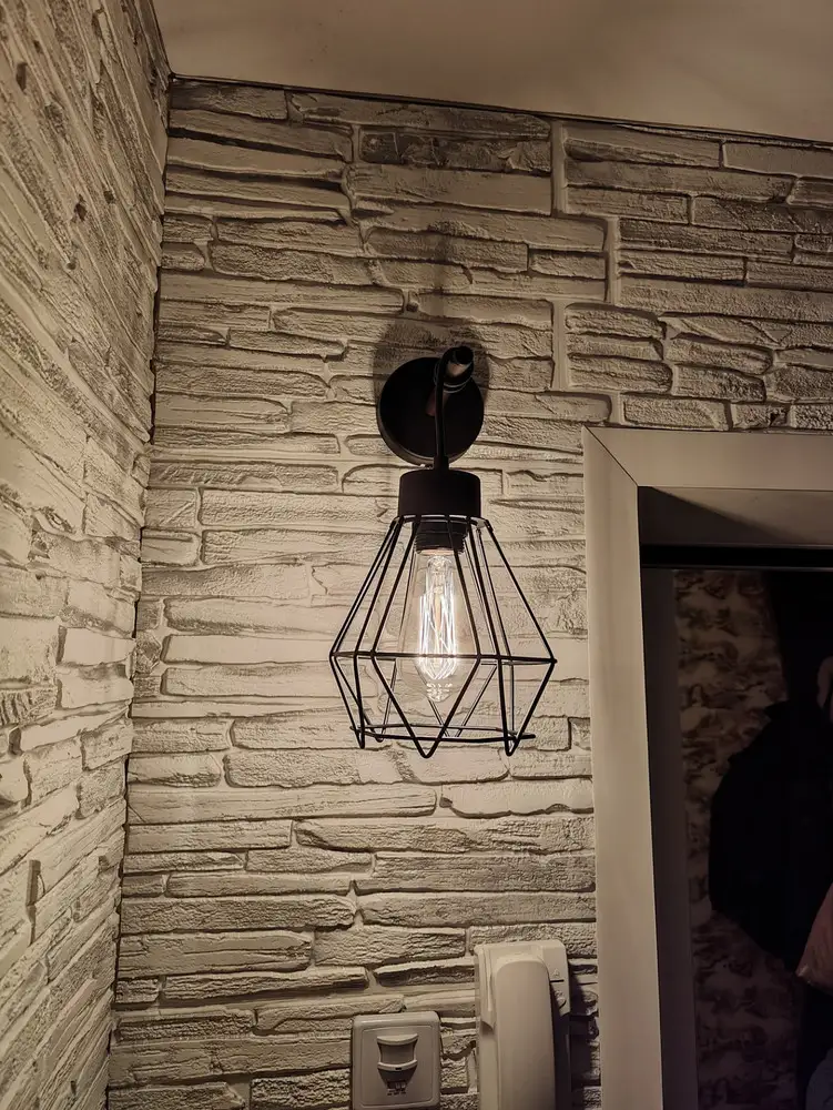 Красивая лампочка,спасибо. Упаковано в пупырку и коробку,пришло в целости. Свет неяркий ,жёлтый ,для ночника подойдет