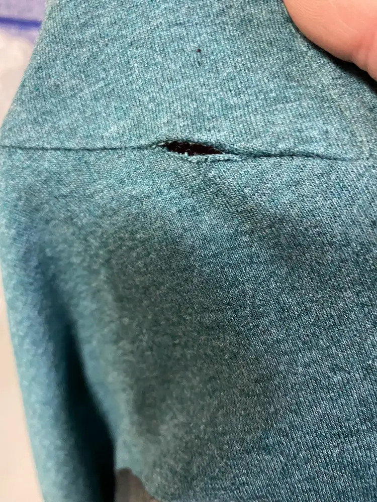 Ношу одежду 64 -66 размера,заказала 70 го и в штанах утонула ,а футболка нормально,свободная .Ткань очень  тоненькая ,но на лето думаю отлично будет ,не жарко .Отказалась не только из за больших штанов ,кофта пришла с браком .Цена завышена почти вдвое ,качество не соответствует цене .