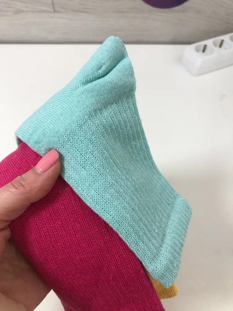 Цвет не соответствовал , по картинке голубые должны быть а пришли зелёный . Но я искала чтоб были голубые и розовые . Поэтому отказ