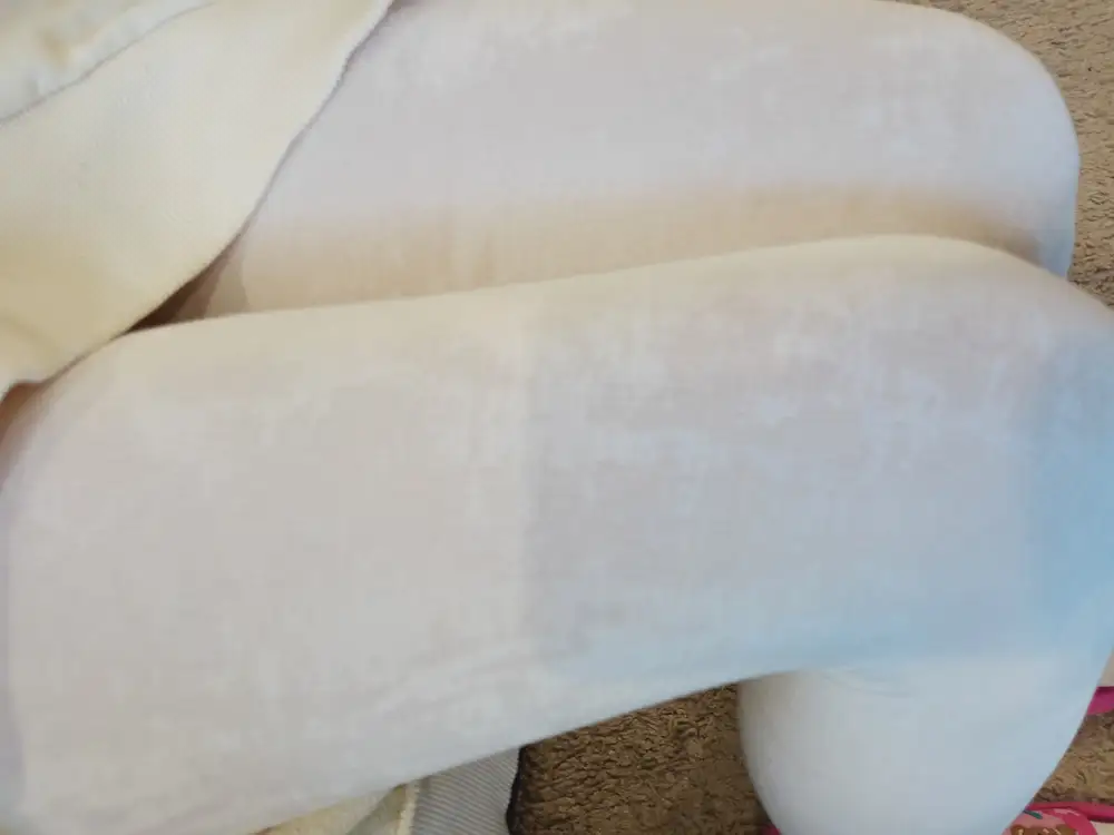 Размер на девочку 10 лет с ростом 143 подошёл,чуть с запасом!заказываем второй раз!первые были серые... идеальные! любимые колготки,носили год почти,и даже не видно!решили теперь только их заказывать!заказали белые и естественно всё стало видно только когда надела,первые два фото новые колготки,а третье-серые... неприятно конечно,но носить их в школу невозможно, слишком заметно...