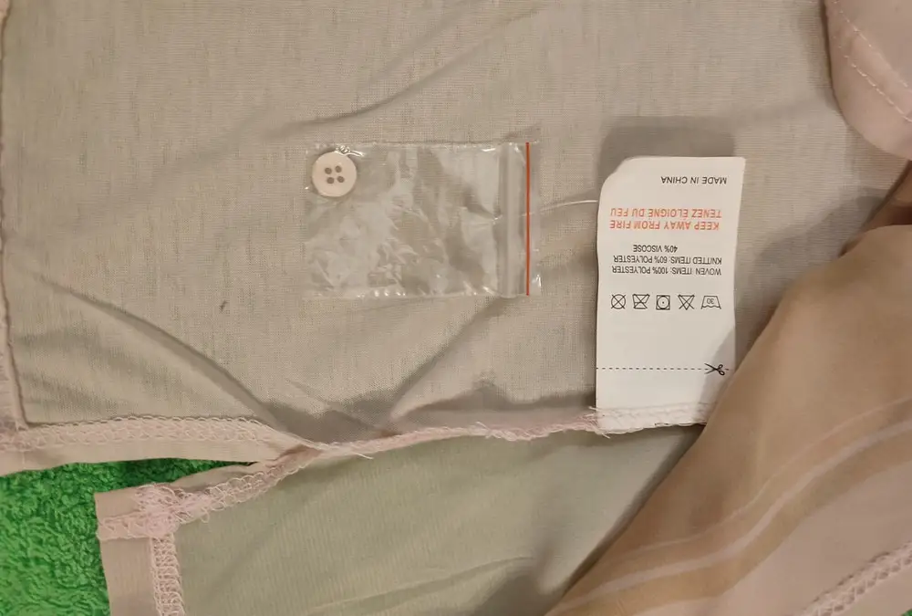 Милая и нежная маечка. Сшита аккуратно, есть запасная пуговичка. На большую грудь может не сесть, потому что нет вытачек. На 100/80/100 села хорошо.Сфоткала швы чтоб внести ясность. Даже интересно какое такое качество ожидали за 300 руб.